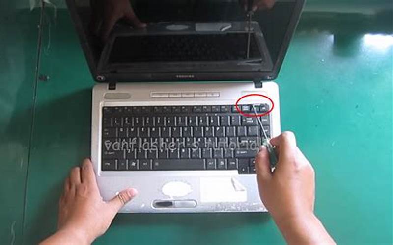 Cara Membuka Keyboard Laptop Toshiba C600