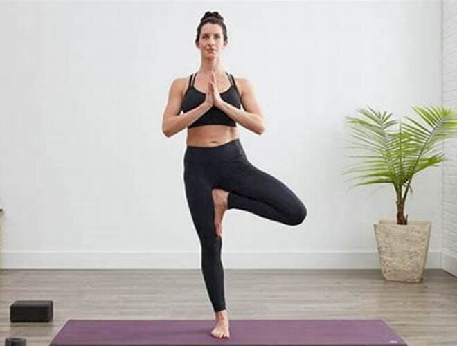 Gerakan Yoga Trikonasana: Meningkatkan Keseimbangan Tubuh dan Ketenangan Pikiran