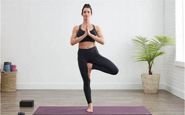 Gerakan Yoga Trikonasana: Meningkatkan Keseimbangan Tubuh dan Ketenangan Pikiran